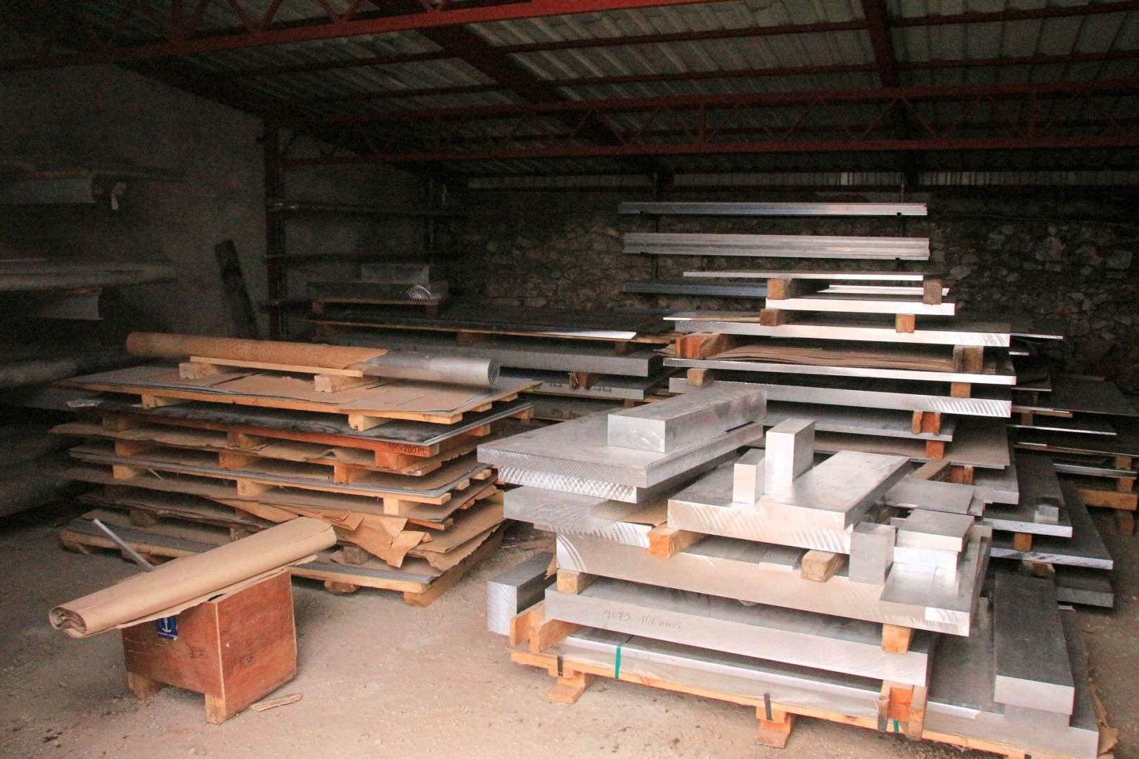 Raklapokra helyezett méretre vágott aluminium