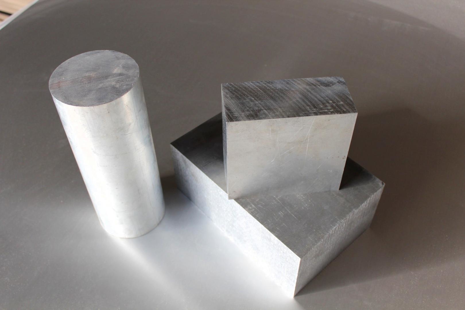 Aluminium rúd, és vágott táblarészek